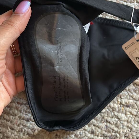 Lululemon Washing Waves Mid Rise Skimpy Bottom
Black- Size 4 - Picture 5 of 7